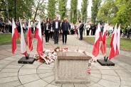 Złożeniem kwiatów na płycie Grobu Nieznanego Żołnierza upamiętniono zakończenie II wojny światowej.