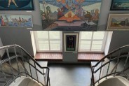 Galeria Szyb Wilson Katowice schody oraz wystawa obrazów Erwina Sówki