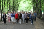 Spacer seniorów po parku miejskim