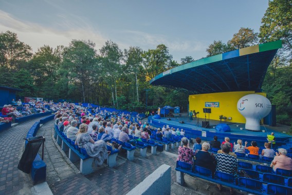 Widok amfiteatru w Parku Miejskim podczas koncertu, który odbył się 27.06.2020.