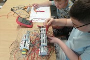 Uczniowie podczas zajęć w szkolnej pracowni elektrycznej.
