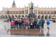 Wspólne zdjęcie przed pomnikiem Adama Mickiewicza
