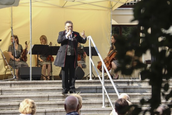 Juliusz Ursyn Niemcewicz stojący na schodach tarasu SCK Zameczek, w tle kwartet smyczkowy Crystal…