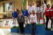 Drużyna UKS WOłodyjowski na drugim stopniu podium Mistrzostw Polski Juniorek w szpadzie