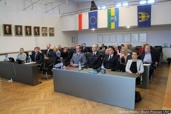 Radni Rady Miasta VIII kadencji siedzący w dużej sali siemianowickiego ratusza w czasie XLIII…