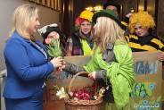 Pani Wiosna wręcza bukiet wiosennych tulipanów wiceprezydent Annie Zasadzie-Chorab