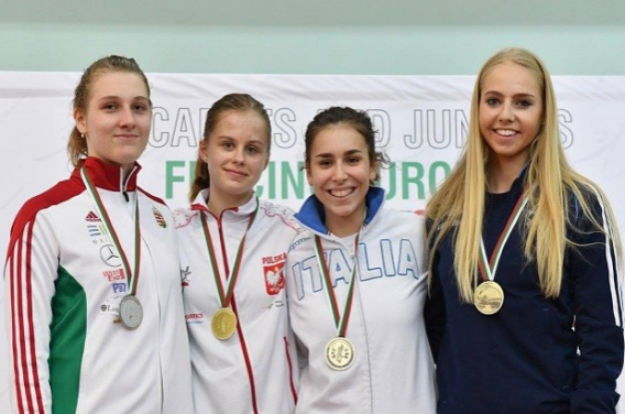 Basia Brych (druga od lewej) ze złotym medalem Mistrzostw Europy kadetek w szpadzie