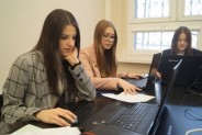 uczennice pracujące na laptopach z programem finansowo księgowym