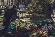 Składająca kwiaty na grobie