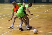 Zawodnicy walczący o piłkę podczas XXIX Barbórkowego Halowego Turnieju Piłki Nożnej