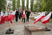 Złożeniem kwiatów na płycie Grobu Nieznanego Żołnierza upamiętniono zakończenie II wojny światowej.