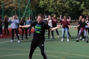 Młodzież tańcząca na boisku szkolnym