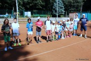 Uczestnicy wakacyjnej szkółki tenisa ziemnego
