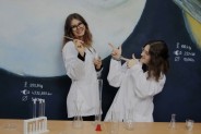 Uczennice klasy EKO-logicznej w trakcie zajęć laboratoryjnych z chemii