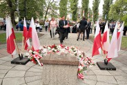 Złożeniem kwiatów na płycie Grobu Nieznanego Żołnierza upamiętniono zakończenie II wojny światowej.