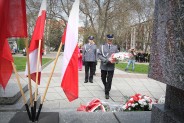 Przedstawiciele Komendy Miejskiej Policji w Siemianowicach Śląskich pod Pomnikiem Czynu…