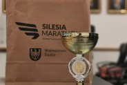 Puchar i pamiątkowy medal oraz koszulka dla władz miasta od organizatora Silesia Marathonu