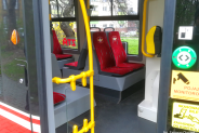 Dzrzwi i wnętrze tramwaju