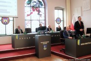 Zarząd miasta Siemianowice Śląskie (za stołem prezydialnym, na drugim planie oraz członkowie…