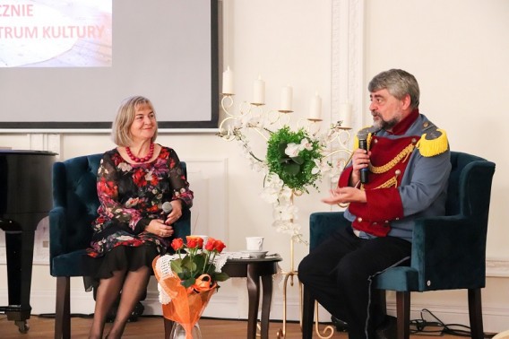 Na zdjęciu Gabriela Kańtor ubrana w sukienkę w kwiaty oraz Mirosław Domin ubrany w strój z epoki