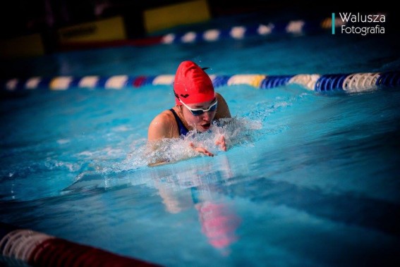 Aleksandra Piskorz w wodzie podczas wyścigu na 200 m stylem klasycznym płynie po "srebro"…