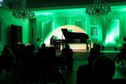 Na zdjęciu sala koncertowa SCK Zameczek. Przy fortepianie siedzi Józef Skrzek, widać też widownię