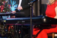 Katarzyna Wantuła w czerwonej sukni gra na organach. Obok Kamil Wantuła gra na wibrafonie.