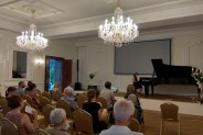 Na zdjęciu młoda pianistka Katarzyna Naziemiec oraz publiczność w sali lustrzanej SCK Zameczek