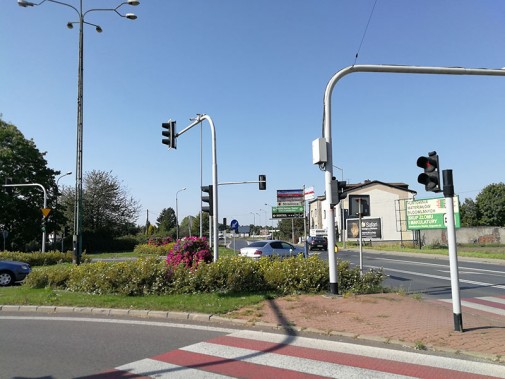 Skrzyżowanie ulicy Zwycięstwa z ulicami Wrocławską i Krupanka. Widoczna sygnalizacja świetlna…
