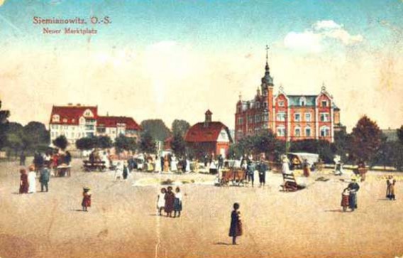 Pocztówka z Siemianowic z początku XX w. przestawiająca plac targowy przed ratuszem - obecnie…