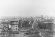 Wieże ciśnień, tory kolejowe i panorama ulicy Hutniczej (obecnie 27 Stycznia), ok. 1910 r.