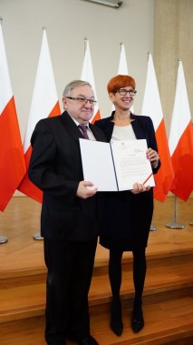 Dyrektor J. Jeleń odbiera gratulacje od minister E. Rafalskiej