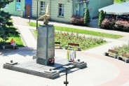 Pomnik Powstańców Śląskich wraz ze znajdującą się na nim wiązanką kwiatów