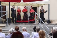 Od lewej Juliusz Ursyn Niemcewicz, tancerki flamenco w czarno-czewonych sukniach w czerwone…