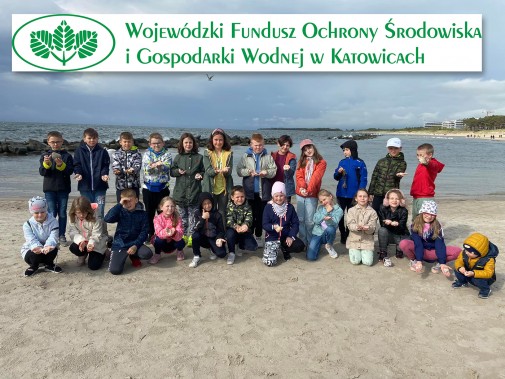 Dzieci na plaży. Na zdjęciu logo Wojewódzkiego Funduszu Ochrony Środowiska i Gospodarki Wodnej.