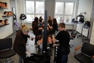 Uczniowie podczas zajęć praktycznych w szkolnej pracowni fryzjerskiej