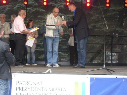 Puchar zwycięzcy turnieju wręczył przewodniczący Rady Miasta