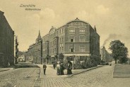 Richterstrasse (obecnie Sobieskiego) z narożną kamienicą i widokiem na ratusz laurahucki z wieżą…