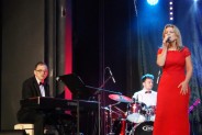 Bohdan, Katarzyna i Kamil Wantuła na scenie SCK- Bytków podczas wykonywania koncertu