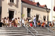 Na tarasie SCK Zameczek członkowie Siemianowickiej Orkiestry Symfonicznej z dyrygentem
