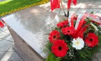 Dzień Zwycięstwa - kwiaty pod pomnikiem