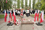 Złożeniem kwiatów na płycie Grobu Nieznanego Żołnierza upamiętniono zakończenie II wojny światowej.