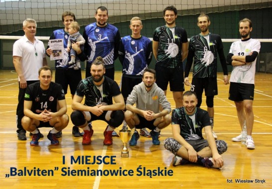 Zwycięska drużyna XXIV Mikołajkowego Turnieju Piłki Siatkowej o Puchar Dyrektora MOSiR "Pszczelnik"